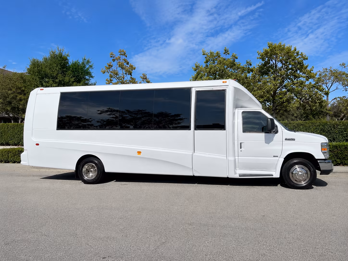 bus rentals to bakersfield meadows field airport bfl from visalia